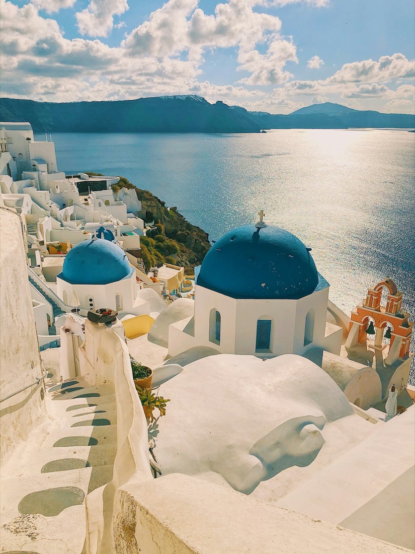 Viagens para as Ilhas Gregas — cúpulas azuis de Santorini sobre o mar Egeu