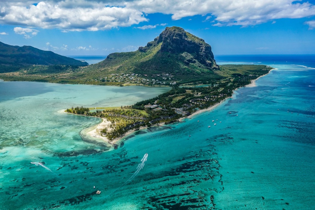 Viagens para as Maurícias — lagoa turquesa e a montanha Le Morne